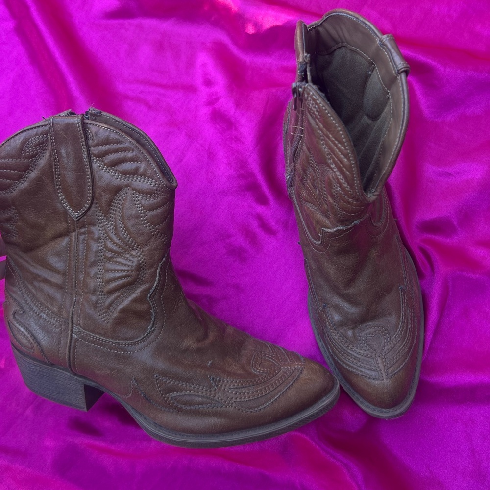 The cutest ever brown cowgirl boots with hearts at the top